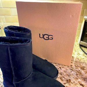 UGGs NWT size 8 black low cut never worn
